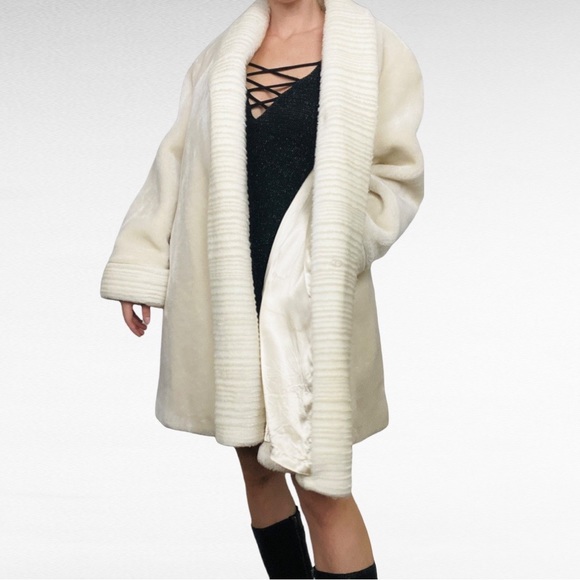 VINTAGE | Monterey Fashion USA Cream Glam Vogue Faux Fur Medium Weight Coat - Picture 9 of 10